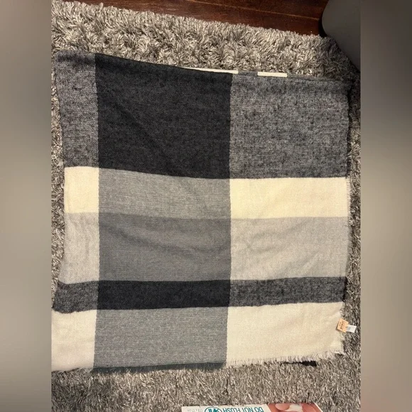 American Eagle blanket scarf plaid NWT - Picture 3 of 3